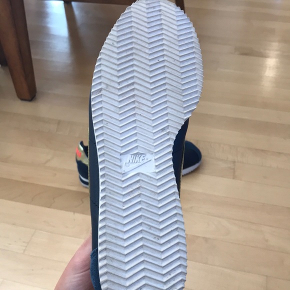 Barely worn nikes!!! - Picture 4 of 4